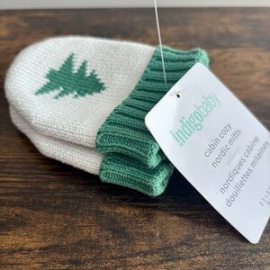 Indigo| NEW Green and White Cabin Cozy Nordic Baby/Infants Unisex Mitts NWT